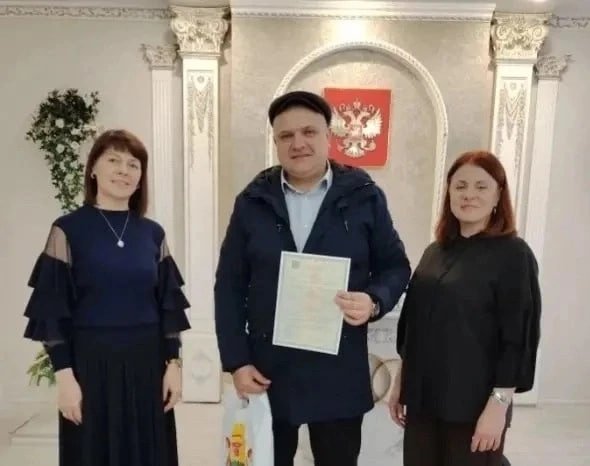 Родители ребёнка пресс-службы департамента ЗАГСа