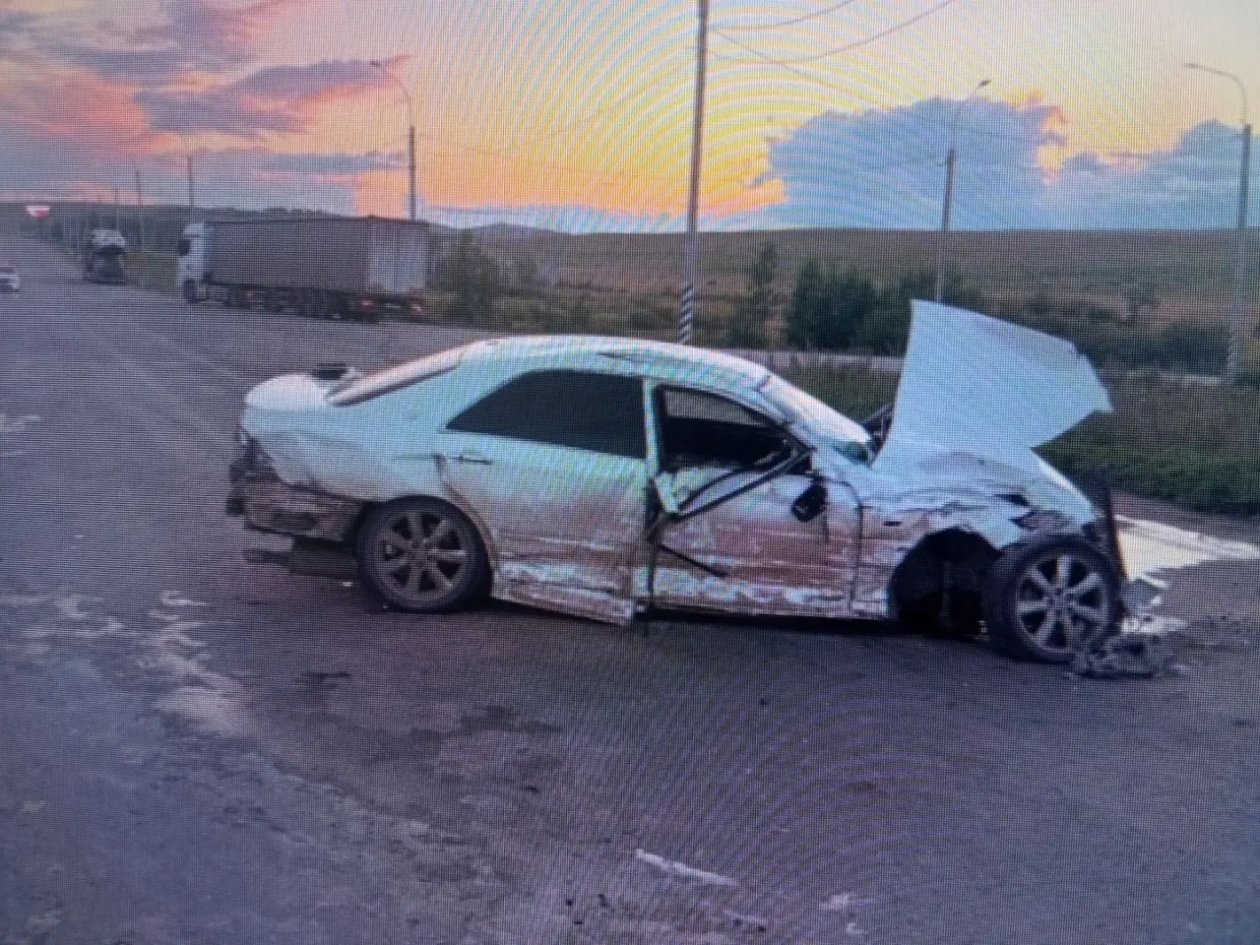 Водитель без прав на Toyota Crown врезался в большегруз Volvo в Шилкинском районе