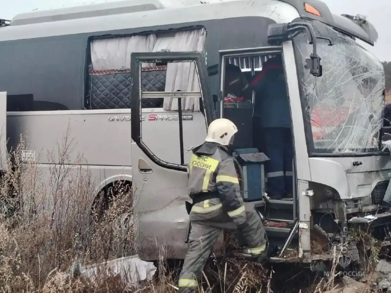 Автобус с 20 пассажирами столкнулся с большегрузом в Забайкалье