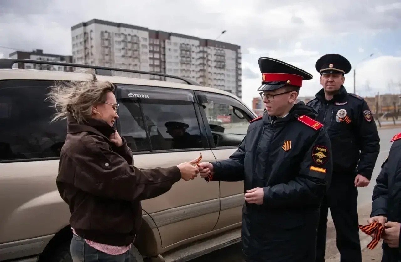 Сотрудники ДПС Забайкалья вручают водителям георгиевские ленточки на дорогах Госавтоинспекция Забайкалья