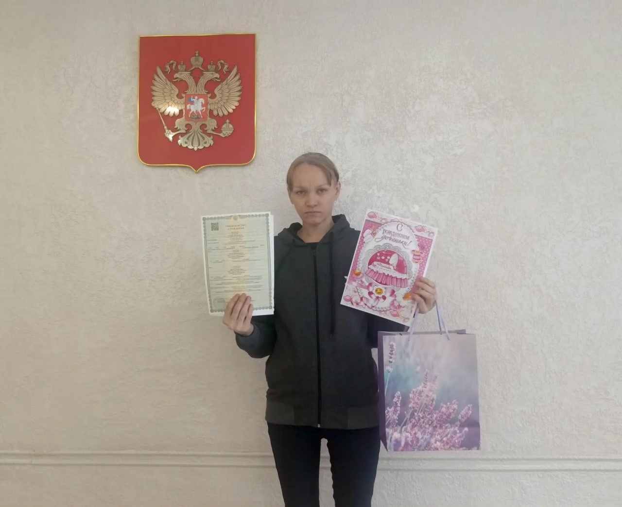 Мама девочки пресс-служба Департамента ЗАГСа
