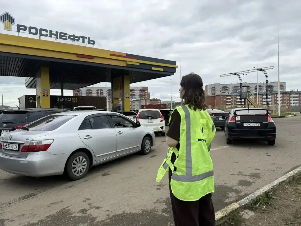 Госслужащие вышли дежурить на АЗС Забайкалья канал в МАКСе (12+) официальных новостей о топливе в Забайкалье