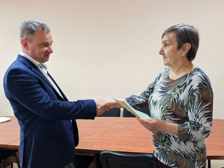 Руководитель министерства Алексей Попов вручил государственный жилищный сертификат участнице данной программы Галине Ивановой Минстроя Забайкалья