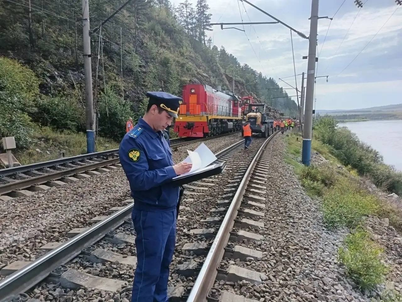 Обвал скалы перекрыл железнодорожные пути на перегоне Кручина — Новая в Забайкалье Восточно-Сибирская транспортная прокуратура