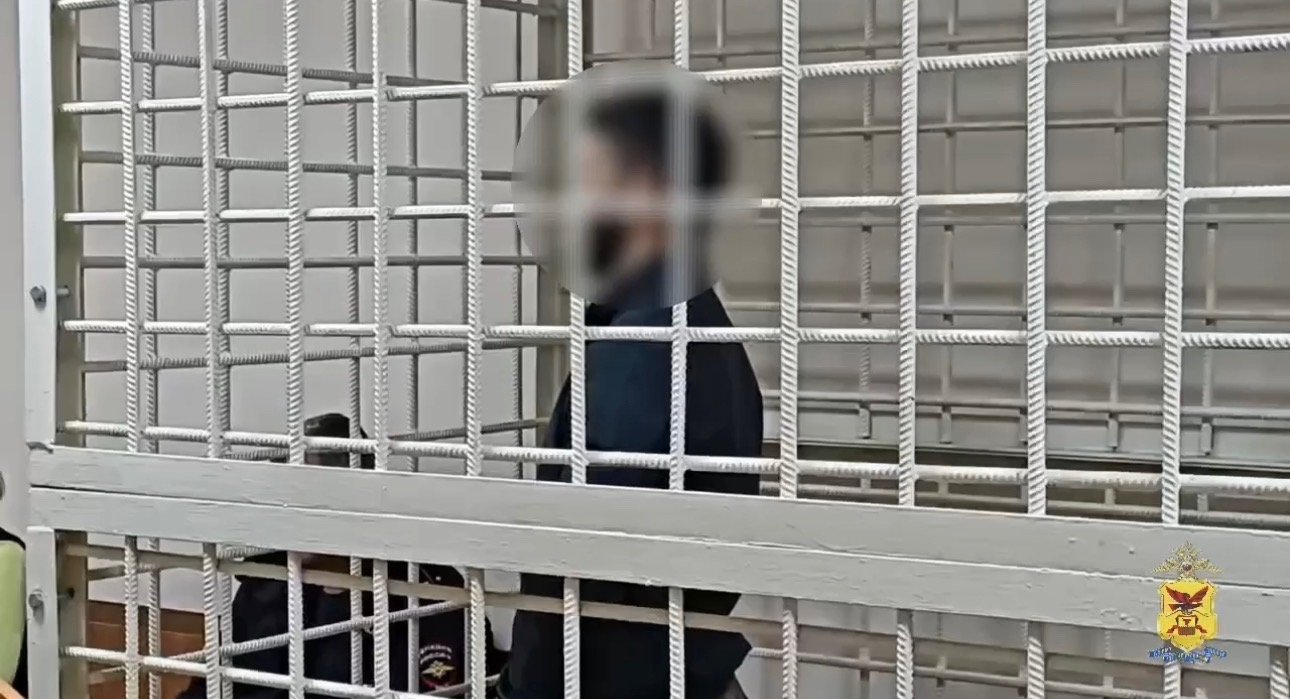 Курьер мошенников приехал за 8 млн рублей к семье погибшего бойца и попался в Чите скриншот из видео УМВД Забайкалья