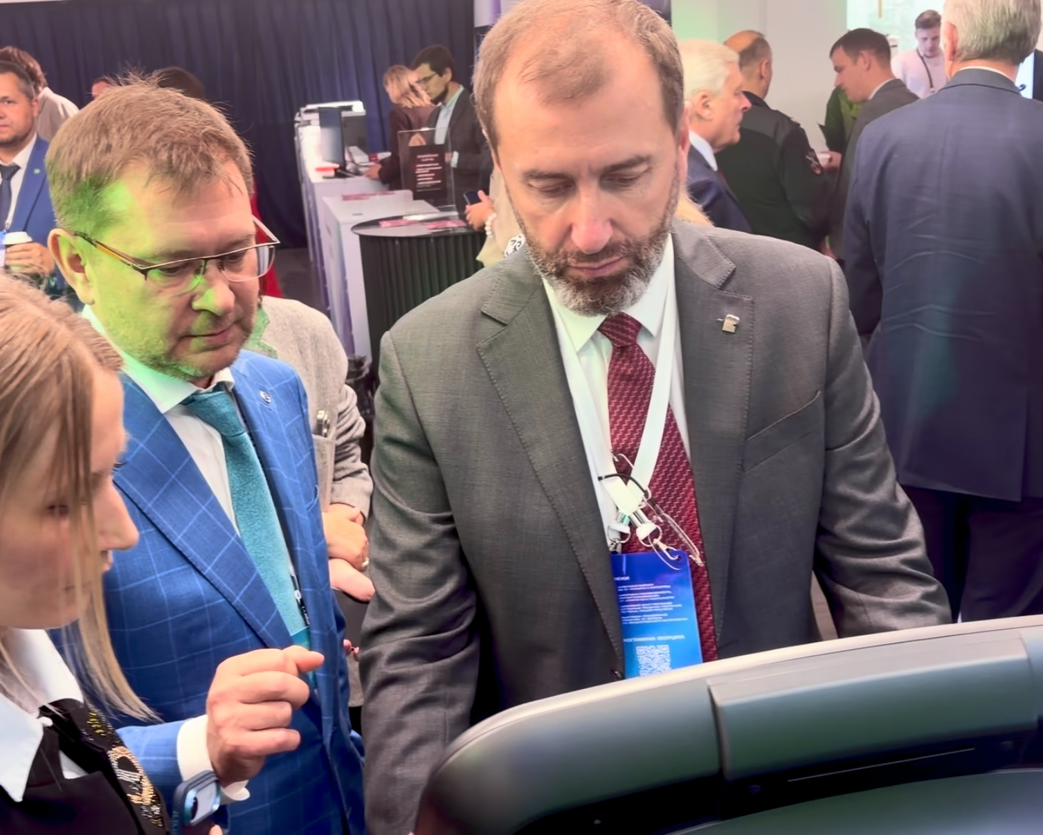 Александр Ведерников оценил банкомат с нейросетью ГигаЧат и сервисом оценки здоровья Сбер