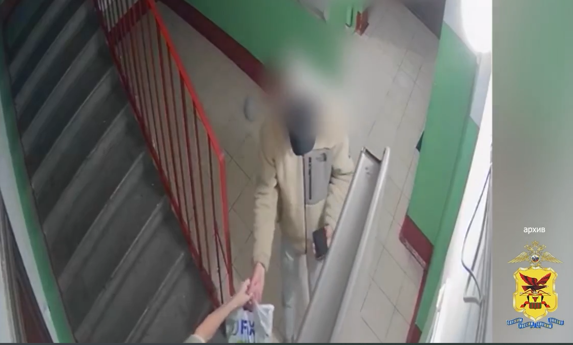Момент передачи денег Кадр из видео